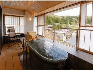 【半露天風呂付<吾妻>】小野川の良質な温泉と里山の風景を独り占め。