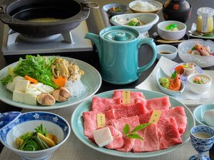 【大皿に肉の饗宴】お肉好きにはたまらない!米沢牛3種をすき焼きで食べ比べ。