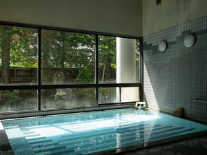 【大浴場】明るい光が差し込む開放的な湯船。