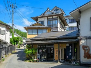 別館「吾妻園」は左の坂の途中から入口へ。まずは吾妻荘フロントにお声がけください。