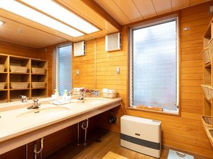 木の質感が優しい脱衣所。明るい光に包まれた脱衣所は落ち着いて寛げる心地よい空間