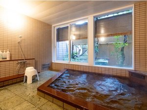 朝の静けさの中で浸かる温泉時間。やさしい湯に包まれて、心地よく一日が動き出す