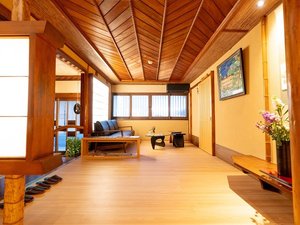 静かに佇む文化財の風格。訪れる人すべてを優しく迎え入れる、包容力ある空間