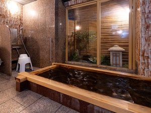 天然温泉に身を委ねる湯贅のひととき。やさしい湯触りが、心までほぐしていく