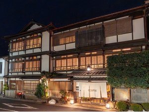 国登録有形文化財の木造三階建。伝統の趣と素朴で温かなおもてなしに心ほどける