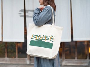 代々受け継がれた包み紙のデザインをトートバッグに。歴史あるオリジナルグッズを販売しております