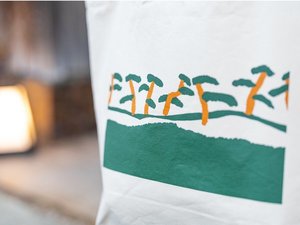 天橋立モチーフの当館オリジナルトートバッグ。旅の相棒として、帰ってからも宮津を思い出す特別な一品