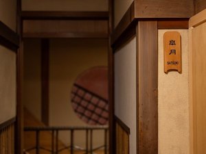 享保年間の面影を残す館内。木の質感と温もりに包まれた、文化財ならではの佇まい