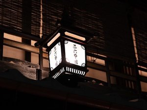 時を重ねた木造三階建の風格。宮津温泉と季節の味覚で彩る、歴史ある癒しの宿