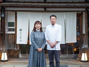 笑顔でお迎えする茶六本館の主人と女将。宮津の歴史と共に歩んできた二人が心を込めてお待ちしています