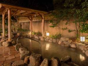 【露天風呂】広々とした温泉で、夜空を見ながら日ごろの疲れをリフレッシュ。
