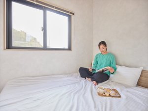 8.51uの客室に大きなダブルサイズのベッドを用意!客室内にセパレート式のシャワールームとトイレを完備