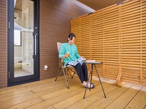 ダブルルームのアウトドアリビング:客室にあるキャンプグッズでお寛ぎ下さい。