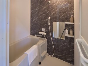 【ツインルームのバスルーム】バスタブと洗い場の付いたバスルームを用意しています。
