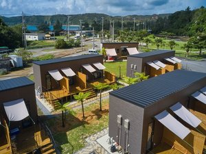 【施設外観】全室ウッドデッキスペースのアウトドアリビングを完備