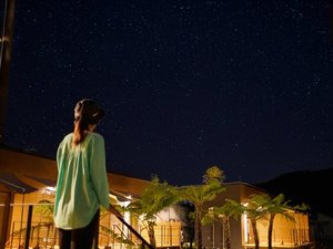 ダブルルームのアウトドアリビングから見る夜景!やんばるの星空を満喫下さい。