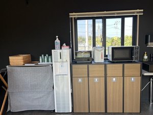 フロントに電子レンジ、トースター、電気ポットと東村のおいしい軟水(飲用コップ付)を用意しています