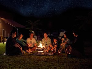 やんばるの満天の星空を背景に焚火のリトリートタイム!(持込可、貸出はHPから要予約)