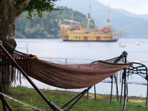 湖畔の庭園内に設置されたハンモック。心地よい風と穏やかな波音に包まれながら湖を眺めることができます。