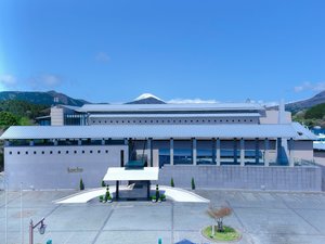 国道から見た箱根ホテルの外観。まるで美術館のようです。