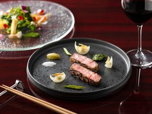 ご夕食は、ホテル自慢のフランス料理をお楽しみください。お箸で食べるフランス料理コースがおすすめです。
