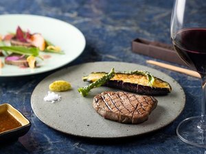 ご夕食は、ホテル自慢のフランス料理をお楽しみください。お箸で食べるフランス料理コースがおすすめです。