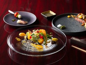 ご夕食は、ホテル自慢のフランス料理をお楽しみください。お箸で食べるフランス料理コースがおすすめです。