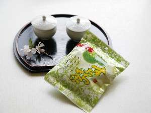 ウェルカムティーのすだち茶をどうぞ。