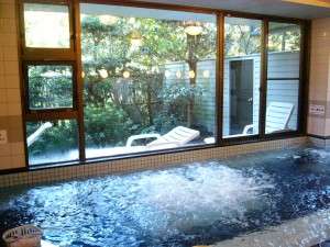 ■女湯 外の景色を眺めながらゆっくりと「ラドン温泉」をお楽しみください。(効能:神経痛、美肌効果等)
