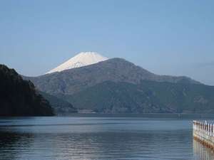 芦ノ湖。山翠楼より車で20分。箱根観光も近いんです。