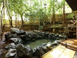 【大浴場】鳥の鳴き声や草木のざわめきを聞きながらの入浴が楽しめる露天風呂