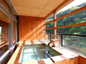 【聚楽第露天風呂付和洋室】山々に抱かれた自然の中に浸れる露天風呂は心身ともに癒されます