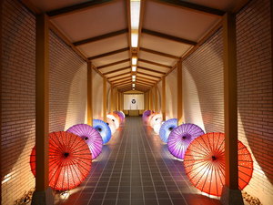 【食事処・華堂 扇翠】暖簾をくぐり食事処入口へと向かう通路の和情緒あふれる演出