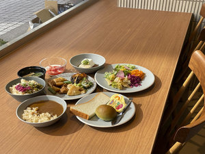 ■【伊右衛門カフェ】1F(朝食会場):広々とした明るい店内で、ゆっくりとお食事をお楽しみ下さい。