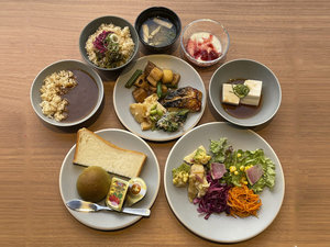 ■【伊右衛門カフェ】1F(朝食会場):広々とした明るい店内で、ゆっくりとお食事をお楽しみ下さい。