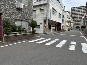 最寄りのコンビニまで、松商前の道を左へ進んでいただくとローソンとファミリーマートがあります。