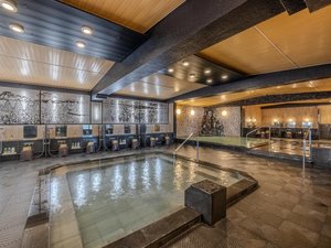 南館男性大浴場「浜の湯」。お伊勢まいりを描いた幻想的な「光壁」と広々とした湯船で癒しのひとときを