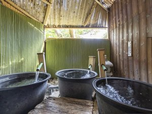無料貸切風呂「釜風呂」は3つの壺湯が並び、ご家族やご友人と一緒に、プライベートな温泉時間を満喫できる