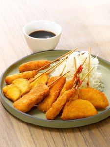 目の前でお作りする揚げたての串カツ