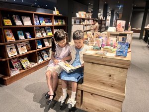館内には、お子様向けの書籍も充実したBOOKS&TEA「三服」もございます。