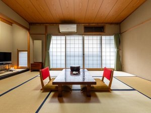 <和室10畳>木々の揺らぎを眺めながら、日々の喧騒からの解放感ん浸る