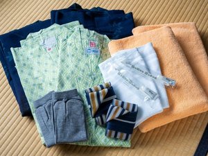 浴衣やタオル、歯ブラシなど、ご宿泊に必要なアメニティ一式をお部屋にご用意しております。