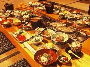 広間でいただく夕食一例