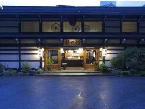 玄関前。玄関は移築した飛騨の農家です
