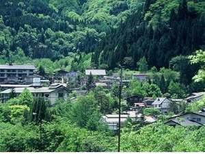 山の谷間にある福地温泉。