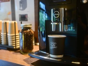 1階ラウンジでは無料のモーニングコーヒーをご用意。スペシャルティコーヒーをお楽しみください