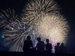 【夏の花火大会】開催日程は公式HPに掲載しています。夏の思い出にいかがでしょうか?