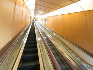 �{�قƎR��ق����ԁu�X�y�[�X�E�H�[�J�[�v�͍��፷���{��̃G�X�J���[�^�[�B���v����5��45�b