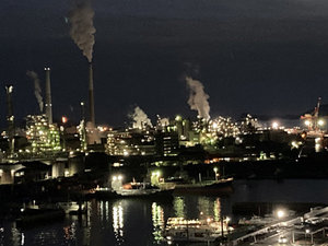 海側客室から見える工場夜景