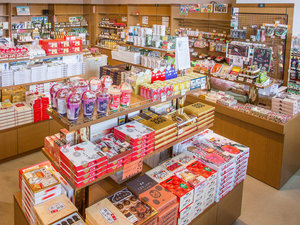信州のお土産をはじめスナック菓子や飲物も豊富なショップ